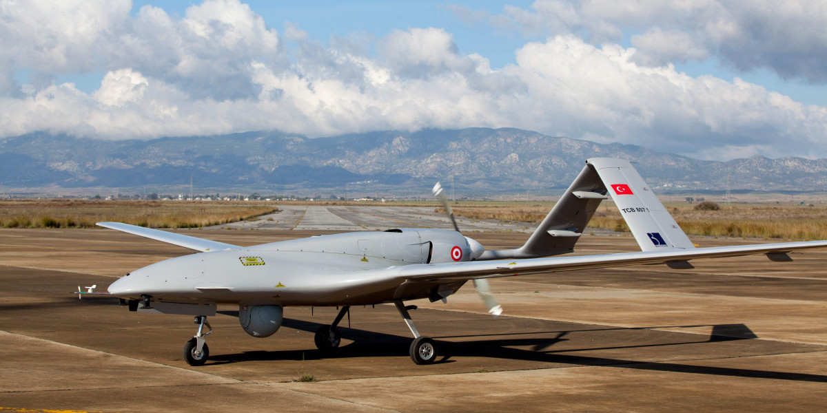 Loại vũ khí có ảnh hưởng thứ hai trong danh sách là UAV tấn công TB-2 của Thổ Nhĩ Kỳ. Ban đầu là một sản phẩm UAV không tên tuổi, nó liên tục bị bắn hạ trong cuộc nội chiến ở Libya. Tuy nhiên, trong Chiến tranh Nagorno-Karabakh vừa qua, UAV TB2 của Azerbaijan trang bị đã đóng một vai trò xuất sắc trong chiến thắng của nước này trước Armenia - Nguồn ảnh: Wikipedia