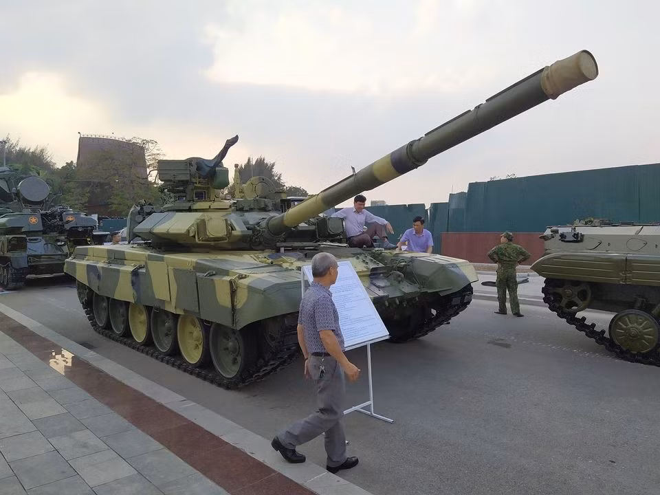Tuy nhiên, có nhiều người thắc mắc là tại sao loại xe tăng tiên tiến như T-90S/SK của Việt Nam lại cần sử dụng loại túi bảo quản để làm gì? Liệu có thực sự cần thiết phải có loại khí tài này hay không trong khi từ trước đến nay xe tăng của Quân đội ta vốn không hề cần thiết sử dụng. Ảnh: Xe tăng T-90S/SK Việt Nam trong một buổi triển lãm.