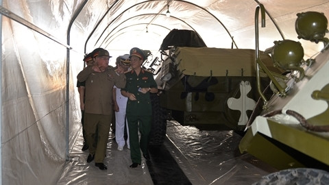 Theo một số nguồn tin cho biết, hệ thống túi bảo quản khí tài của Việt Nam có sự giúp đỡ từ nước bạn Cuba khi mà trước đó họ đã cung cấp cho ta một số hệ thống bảo quản vũ khí cỡ lớn, đã được thử nghiệm tại Lữ đoàn Hải quân đánh bộ 147 - Quân chủng Hải quân. Qua quá trình sử dụng và đánh giá thực tế, ta đã nhận ra tính năng tuyệt vời của các hệ thống này và quyết định tự phát triển để phù hợp hơn với nhiều loại trang bị khác, có thể kể đến như xe tăng. Ảnh: Xe thiết giáp BTR-60PB được bảo quản bằng hệ thống do Cuba cung cấp.