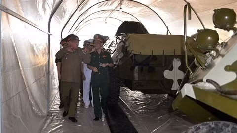 Theo một số nguồn tin cho biết, hệ thống túi bảo quản khí tài của Việt Nam có sự giúp đỡ từ nước bạn Cuba khi mà trước đó họ đã cung cấp cho ta một số hệ thống bảo quản vũ khí cỡ lớn, đã được thử nghiệm tại Lữ đoàn Hải quân đánh bộ 147 - Quân chủng Hải quân. Qua quá trình sử dụng và đánh giá thực tế, ta đã nhận ra tính năng tuyệt vời của các hệ thống này và quyết định tự phát triển để phù hợp hơn với nhiều loại trang bị khác, có thể kể đến như xe tăng. Ảnh: Xe thiết giáp BTR-60PB được bảo quản bằng hệ thống do Cuba cung cấp.