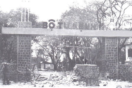 Trước tình thế nguy ngập, địch dùng không quân và pháo binh đánh phá mãnh liệt vào ngã sáu, đường Phan Chu Trinh nhằm ngăn chặn và tập trung bộ binh, xe tăng tổ chức hai đợt phản kích hòng chiếm lại Ngã Sáu. Tiểu đoàn 5 đã kiên cường bám trụ, đánh bại các đợt phản kích của địch, giữ vững mục tiêu đánh chiếm. Tạo bàn đạp để Trung đoàn đưa lực lượng vào tiếp tục phát triển chiến đấu. - Ảnh: Đánh chiếm SCH Sư đoàn 23 ngụy - Nguồn: Báo Đắk Lắk