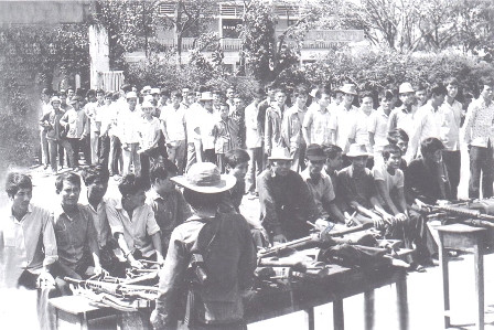 Đại đội 6, Tiểu đoàn Bộ binh 5 đảm nhiệm tác chiến độc lập ở điểm cao 596, nổ súng tiến công lúc 03 giờ. Sau 1 giờ chiến đấu đã làm chủ hoàn toàn mục tiêu, tổ chức chốt giữ ngăn chặn địch từ Buôn Hồ xuống giải tỏa, bảo vệ phía sau đội hình của Trung đoàn. Đến 17 giờ ngày 10/3/1975, Trung đoàn đã làm chủ hoàn toàn các mục tiêu được giao. Ảnh: Hàng binh ngụy giao nộp vũ khí cho Ủy ban Quân quản sau ngày 10/3 - Nguồn: Báo Đắk Lắk