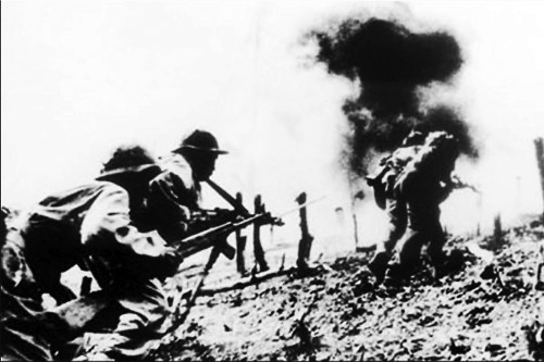 Do Buôn Ma Thuột là địa bàn quan trọng, nên tại thị xã, địch bố trí Sư đoàn Bộ binh 23, Trung đoàn Bộ binh 4; về hỏa lực có Tiểu đoàn Pháo binh 3, một chi đội xe tăng, thiết giáp cùng với công sự tương đối kiên cố vững chắc, hình thành nhiều tuyến ngăn chặn lực lượng ta từ xa. Toàn bộ lực lượng quân địch trong thị xã có khoảng 10.000 tên (có 7.000-8.000 quân chủ lực). Ảnh: Bộ đội ta quyết tâm giải phóng Tây Nguyên - Nguồn: BTQĐ