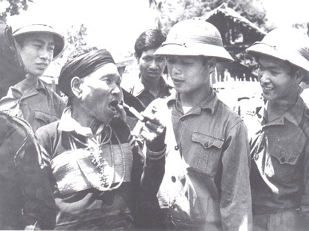 Trận chiến đấu tiến công sân bay và tiểu khu Đắc Lắc giành thắng lợi đã nêu cao bài học về ý chí tiến công, quyết tâm tiêu diệt địch, đánh dấu bước trưởng thành nhanh chóng về mọi mặt của cán bộ, chiến sĩ Trung đoàn 95. Sau trận đánh này, Trung đoàn được Bộ Chỉ huy Chiến dịch Tây Nguyên đánh giá “hoàn thành xuất sắc nhiệm vụ” và được Quốc hội, Chính phủ tặng thưởng Huân chương Chiến công hạng Hai. Ảnh: Các già làng ở Buôn Ma Thuột mừng vui đón Quân giải phóng trong ngày Chiến thắng - Nguồn: Báo Đắk Lắk