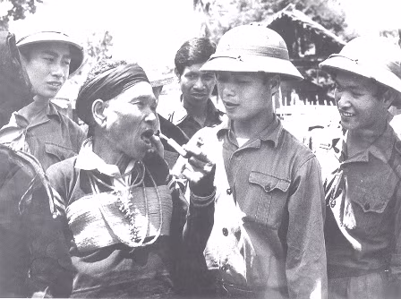 Trận chiến đấu tiến công sân bay và tiểu khu Đắc Lắc giành thắng lợi đã nêu cao bài học về ý chí tiến công, quyết tâm tiêu diệt địch, đánh dấu bước trưởng thành nhanh chóng về mọi mặt của cán bộ, chiến sĩ Trung đoàn 95. Sau trận đánh này, Trung đoàn được Bộ Chỉ huy Chiến dịch Tây Nguyên đánh giá “hoàn thành xuất sắc nhiệm vụ” và được Quốc hội, Chính phủ tặng thưởng Huân chương Chiến công hạng Hai. Ảnh: Các già làng ở Buôn Ma Thuột mừng vui đón Quân giải phóng trong ngày Chiến thắng - Nguồn: Báo Đắk Lắk