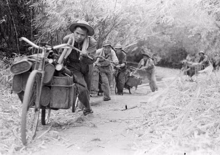 Phần lớn cán bộ chiến sĩ Trung đoàn có nhiều kinh nghiệm chiến đấu, đã được huấn luyện bổ sung, đáp ứng yêu cầu nhiệm vụ. Trước đó Trung đoàn đã hoàn thành cuộc chuyển quân từ chiến trường Trị Thiên vào đến Nam Tây Nguyên; đơn vị có quân số đủ, trang bị tương đối tốt; cán bộ, chiến sĩ có tinh thần quyết tâm cao. Ảnh: Vận tải thô sơ phục vụ Chiến dịch - Nguồn: TTXVN