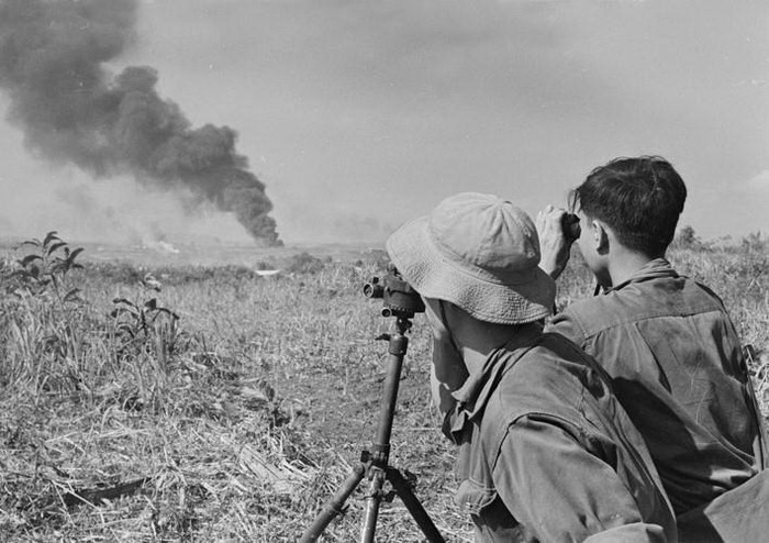 Trên hướng Tiểu đoàn Bộ binh 6, đúng 05 giờ, Tiểu đoàn nổ súng tiến công điểm cao Chư Bua, chỉ sau 30 phút chiến đấu, ta đã làm chủ hoàn toàn mục tiêu. Tiểu đoàn để lại một trung đội chốt giữ, bộ phận còn lại cơ động về phía Tây Bắc Sân bay làm lực lượng dự bị của Trung đoàn. Ảnh: Pháo binh Quân giải phóng chi viện cho Trung đoàn chiến đấu - Nguồn: BTQĐ