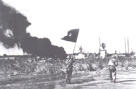 Vào lúc 01 giờ 55 phút ngày 10/3/1975, sau khi đặc công bí mật cắt rào vào nổ súng đánh chiếm sân bay Hòa Bình. Cùng lúc pháo của chiến dịch và của Trung đoàn bắn dồn dập vào tiểu khu Đắc Lắc và Sở chỉ huy Sư đoàn 23 ngụy. Đến 04 giờ 45 phút ta hoàn toàn làm chủ sân bay: Ảnh: Đánh chiếm sân bay Hòa Bình - Nguồn: Báo Đắk Lắk