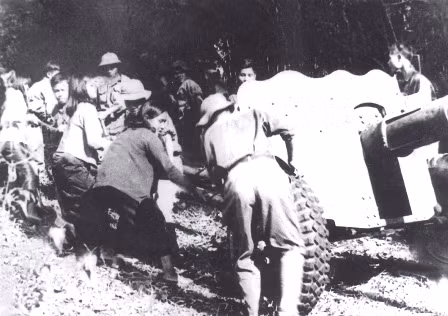 Trong chiến dịch Tổng tiến công, nổi dậy Xuân 1975, Trung đoàn được tăng cường cho mặt trận Tây Nguyên để đánh trận mở màn chiến dịch; mục tiêu là sân bay và tiểu khu Đắc Lắc (thị xã Buôn Ma Thuột); đây là những mục tiêu quan trọng của địch. Ảnh: Kéo pháo vào chiến trường, chuẩn bị cho Chiến dịch giải phóng Buôn Ma Thuột - Nguồn: Báo Đắk Lắk