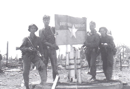 Đến 09 giờ, pháo binh của ta dồn đạp bắn vào tiểu khu Đắc Lắc, sở chỉ huy Sư đoàn 23 ngụy. Đến 11 giờ 05 phút, pháo chuyển làn bắn sang căn cứ Trung đoàn 45. Tiểu đoàn Bộ binh 4 và đại đội xe tăng tổ chức thành hai thê đội tiến công. Sau hai lần đột kích, đến 14 giờ 05 phút, Tiểu đoàn 4 đã kéo cờ giải phóng lên trước nhà hành chính, làm chủ hoàn toàn tiểu khu Đắc Lắc. Ảnh: Cắm cờ chiến thắng tại tiểu khu Đắk Lắk - Nguồn: Báo Đắk Lắk