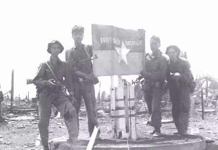 Đến 09 giờ, pháo binh của ta dồn đạp bắn vào tiểu khu Đắc Lắc, sở chỉ huy Sư đoàn 23 ngụy. Đến 11 giờ 05 phút, pháo chuyển làn bắn sang căn cứ Trung đoàn 45. Tiểu đoàn Bộ binh 4 và đại đội xe tăng tổ chức thành hai thê đội tiến công. Sau hai lần đột kích, đến 14 giờ 05 phút, Tiểu đoàn 4 đã kéo cờ giải phóng lên trước nhà hành chính, làm chủ hoàn toàn tiểu khu Đắc Lắc. Ảnh: Cắm cờ chiến thắng tại tiểu khu Đắk Lắk - Nguồn: Báo Đắk Lắk