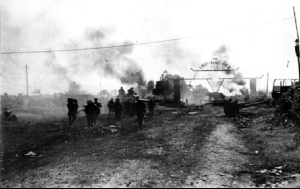 Cùng tác chiến với Trung đoàn còn có E2/f316 đánh ở hướng Tây; D8/F10 cùng với xe tăng đánh từ hướng Tây Nam lên… Trung đoàn vinh dự được trên tin tưởng, lựa chọn tham gia đánh trận mở màn “then chốt” của Chiến dịch, nên khí thế quyết tâm chiến đấu rất cao. Ảnh: Bộ đội ta tấn công, đánh chiếm trại Mai Hắc Đế, thị xã Buôn Ma Thuột - Nguồn: Báo QĐND