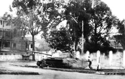 Chớp thời cơ, Trung đoàn đề nghị với chỉ huy Chiến dịch đưa lực lượng vào đánh chiếm khu vực Ngã Sáu thị xã. Được sự đồng ý của trên, Tiểu đoàn Bộ binh 5 (thiếu 1 đại đội) bước vào chiến đấu. Đến 08 giờ 30 phút ta làm chủ Ngã Sáu, cắt đứt đường 14 và 24. Ảnh: Xe tăng quân giải phóng tiến công vào Ngã Sáu sáng 10/3 - Nguồn: Báo Đắk Lắk