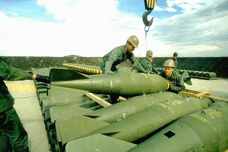 Dù cho quả bom đã được thả xuống từ cách đây khoảng hơn 40 năm trong những năm tháng ác liệt nhất của cuộc chiến tranh tuy nhiên do nó còn nguyên ngòi nổ và đầu nổ khiến cho nó vẫn có sức nguy hiểm cực kỳ ghê gớm, nếu xảy ra mất an toàn trong tháo gỡ sẽ dẫn đến hậu quả khôn lường cho người dân và các lực lượng can thiệp. Ảnh: Lính Mỹ vận chuyển bom M117 chuẩn bị cho lắp đặt.