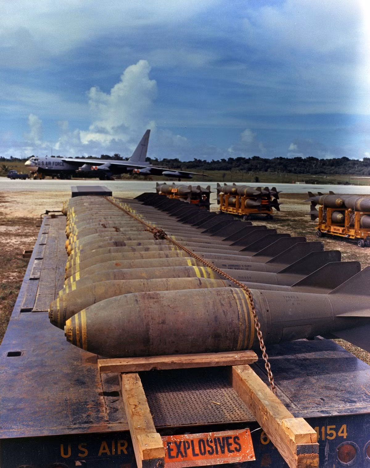 Qua hình dáng và số liệu được cơ quan chức năng công bố thì đây rất có thể là loại bom M117 (Mk117) đã Mỹ thả xuống Thủ đô Hà Nội trong những năm tháng khốc liệt của chiến tranh. Đây cũng là một trong những loại bom phổ biến hàng đầu được Mỹ sử dụng trong Chiến tranh Việt Nam. Ảnh: Bom M117 chuẩn bị được lắp đặt lên máy bay ném bom hạng nặng B-52.