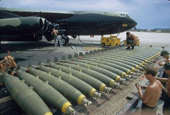 Có thể nói rằng, dẫu cho chiến tranh đã qua lâu tuy nhiên đâu đó trên đất nước ta vẫn còn sót lại những mối nguy hại vô cùng khó lường do bom mìn còn sót lại, thậm chí nhiều khu vực vẫn còn ô nhiễm bom mìn nặng nề. Điều này cho thấy sự khủng khiếp mà chiến tranh gây ra cũng như những hệ quả nhức nhối mà nó để lại cho người dân nơi khi xưa là chiến trường. Ảnh: Lính Mỹ chuẩn bị lắp đặt bom cho B-52.