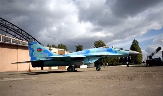 Máy bay MiG-29 trong biên chế của Không quân Azerbaijan hiện nay thực tế đã lạc hậu, nên việc mua MiG-35 chỉ còn là vấn đề thời gian. Tuy nhiên, một khả năng khác là Azerbaijan sẽ mua một số lượng nhỏ máy bay Su-35. So với Su-30SM hiện nay của Không quân Armenia, Su-35 có ưu thế hơn hẳn về chất lượng. Ảnh: Máy bay MiG-29A của Azerbaijan - Nguồn: Wikipedia.
