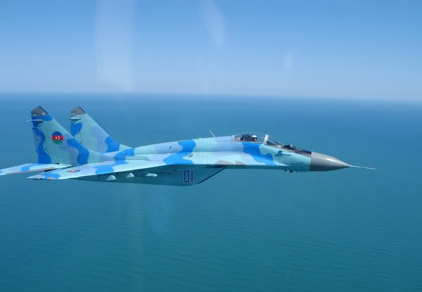 Trước đây Nga nhiều lần đề xuất Azerbaijan nên mua máy bay MiG-35, do nước này đã sử dụng MiG-29; nếu như vậy, sẽ giúp Azerbaijan giảm chi phí cho huấn luyện phi công cũng như công tác đảm bảo hậu cần - kỹ thuật, vì chúng đều sử dụng chung cơ sở hạ tầng. Ảnh: Máy bay MiG-29A của Azerbaijan - Nguồn: Wikipedia.