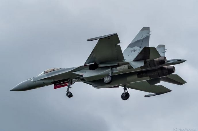 Qua sự cố tiêm kích F-16 của Không quân Ai Cập, không khó để chúng ta nhận thấy rằng, Mỹ luôn áp dụng "tiêu chuẩn kép" trong việc mua bán vũ khí. Vì vậy những quốc gia có truyền thống mua vũ khí Mỹ, thường cân nhắc xem, nếu khi xảy ra tình huống, liệu Mỹ còn tiếp tục cung cấp vũ khí không; nếu không, những chiếc máy bay có trị giá hàng trăm triệu USD cũng chỉ để "làm cảnh". Ảnh: Máy bay chiến đấu Su-35 của Ai Cập - Nguồn: Wikipedia.