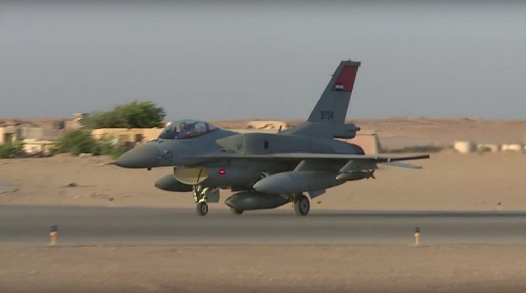 Nhưng không phải đến khi xảy ra đảo chính năm 2013, kể cả việc mua máy bay chiến đấu F-16 trước kia, Mỹ cũng áp đặt nhiều hạn chế đối với Ai Cập. Mặc dù bán hơn 200 máy bay chiến đấu F-16, Mỹ vẫn cực kỳ hạn chế trong việc cung cấp các loại tên lửa không đối không và không đối đất tầm xa cho nước này. Ảnh: Máy bay chiến đấu F-16 của Ai Cập - Nguồn: Wikipedia.