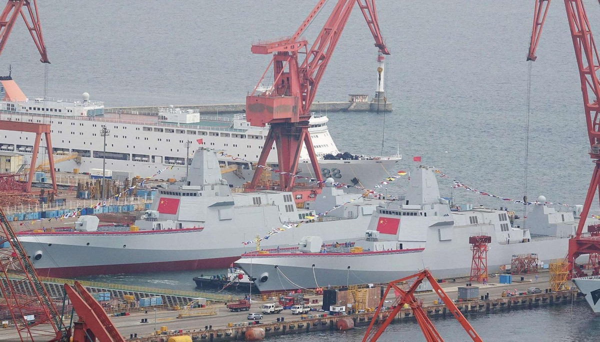 Sau khi biên chế đủ 4 chiếc Type 055 cho hai hạm đội Bắc Hải và Nam Hải, Trung Quốc vẫn còn 4 chiếc Type 055 nữa cũng sẽ sớm gia nhập biên chế và theo ước tính của họ thì tất cả 8 tàu sẽ hoạt động đầy đủ vào năm 2023. Ảnh: Lễ hạ thủy 2 chiếc Type 055 một lúc của Trung Quốc.