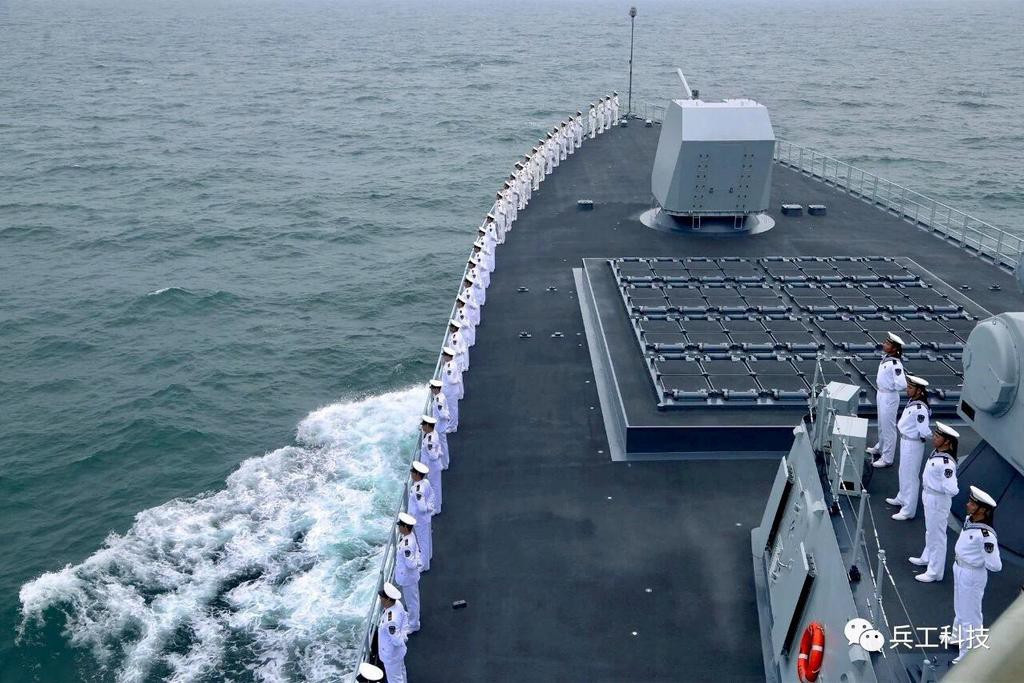 Với sự liều lĩnh trong chính sách phát triển, liên tục thực hiện các động thái bành trướng xuống khu vực phía Nam và Tây Thái Bình Dương, sự gia tăng sức mạnh nhanh chóng của Hải quân Trung Quốc gây ra nhiều lo ngại cho cả các cường quốc hàng đầu thế giới như Nga, Mỹ, Nhật Bản... Ảnh: Thủy thủ Trung Quốc trên tàu Type 055.