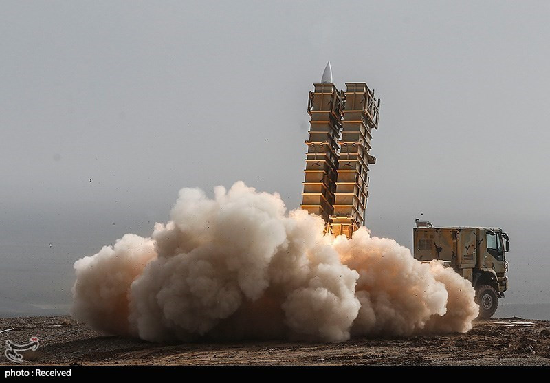 Tên lửa Faith-373 có cấu tạo tương tự như tên lửa phòng không Patriot của Mỹ, được dẫn đường bằng radar mảng pha và là cấp độ cao nhất trong số các tên lửa đất đối không của Iran. Tên lửa được cho là có tầm bắn lên tới 200 km. Ảnh: Hệ thống phòng không Faith-373 - Nguồn: IRNA
