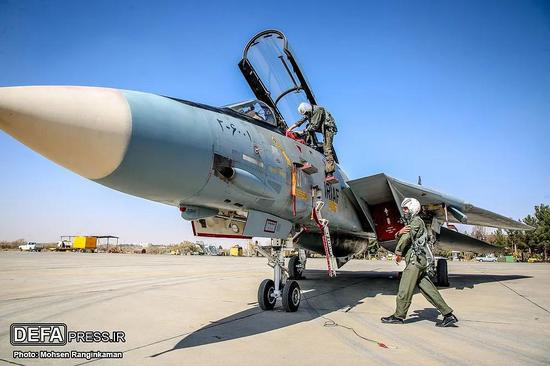 Theo các chuyên gia quân sự, số máy bay chiến đấu hạng nặng F-14 Tomcat mà Iran mua của Mỹ từ cuối thập niên 1970 dưới triều đại vua Pahlavi, đây vẫn là loại máy bay chiến đấu số một của Không quân Iran. Hiện tại, Không quân Iran còn 20 chiếc loại này có thể bay được. Ảnh: Máy bay chiến đấu F-14 của Iran - Nguồn:Defa