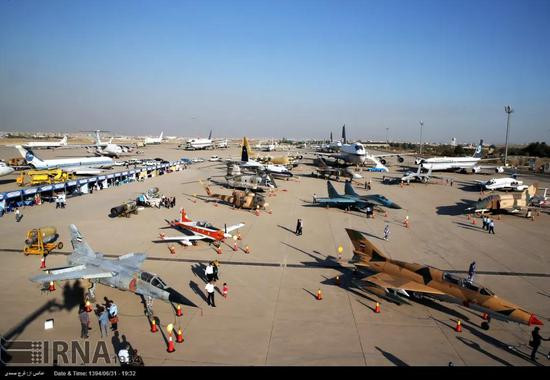 Trong cuộc tập trận này, nhiều máy bay chiến đấu như cường kích Su-24, tiêm kích đánh chặn F-14, MiG-29, F-4 và F-5 đã được các chuyên gia của Không quân Iran "đại tu" sẽ tham gia. Hiện máy bay chiến đấu F-5 (mua của Mỹ) và J-7 (bản sao MiG-21 mua của Trung Quốc), là loại máy bay chiến đấu chiếm số lượng lớn nhất trong Không quân Iran. Ảnh: Không quân Iran là sự kết hợp máy bay "quốc tế" - Nguồn: IRNA
