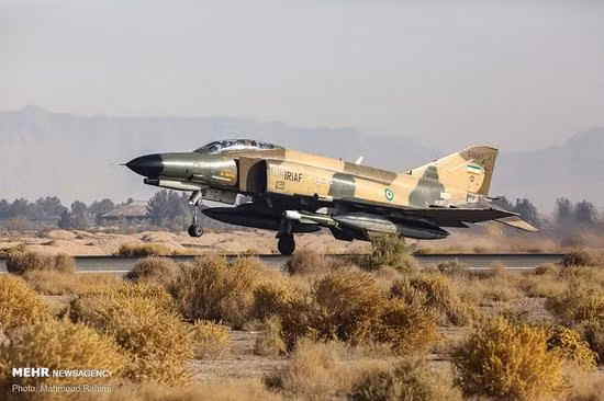 Ngoại trừ F-14 và một số lượng nhỏ MiG-29 của Iraq "sơ tán" sang Iran năm 1991 (nhưng không được Iran trả lại cho Iraq, bất chấp Iraq đòi), thì máy bay thế hệ thứ ba vẫn là lực lượng chủ lực tuyệt đối của Không quân Iran. Ảnh: Máy bay F-4 của Iran - Nguồn:Mehr