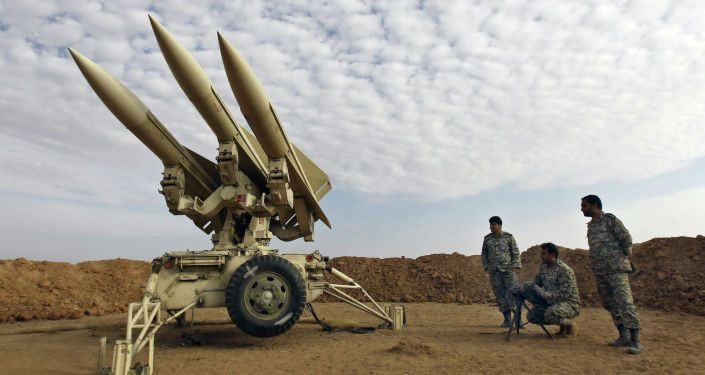 Do Không quân Mỹ và đồng minh tại Trung Đông có nhiều máy bay chiến đấu hiện đại; cả chất lượng và số lượng máy bay chiến đấu của Không quân Iran đang gặp bất lợi và không thể chiếm ưu thế. Vì vậy, trong chiến lược phòng không của Iran, họ phải kết hợp chặt chẽ với lực lượng phòng không mặt đất. Ảnh: Tên lửa phòng không Hawk mua từ Mỹ của Iran tham gia tập trận - Nguồn: IRNA