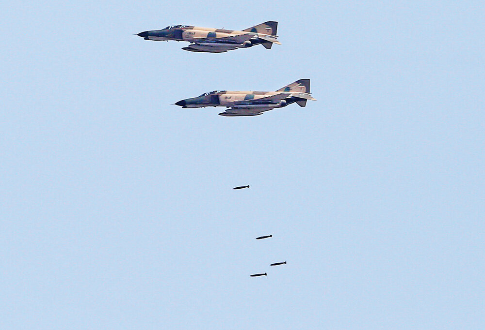 Vào ngày thứ hai của cuộc tập trận, máy bay chiến đấu F-4 "Phantom" do Mỹ sản xuất, mặc dù đã gần 50 tuổi, nhưng "ông già gân" này đã phóng tên lửa chiến thuật không đối đất AGM-65 Maverick trúng mục tiêu đã định. Ảnh: Máy bay F-4 của Iran ném bom mục tiêu - Nguồn: IRNA