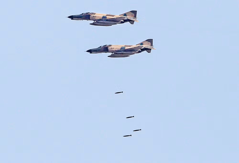 Vào ngày thứ hai của cuộc tập trận, máy bay chiến đấu F-4 "Phantom" do Mỹ sản xuất, mặc dù đã gần 50 tuổi, nhưng "ông già gân" này đã phóng tên lửa chiến thuật không đối đất AGM-65 Maverick trúng mục tiêu đã định. Ảnh: Máy bay F-4 của Iran ném bom mục tiêu - Nguồn: IRNA