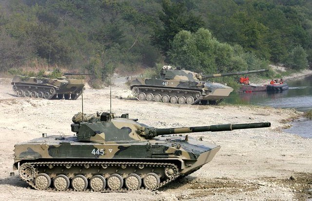 Hiện nay các lực lượng đổ bộ đường không và đường biển còn thiếu phương tiện hỏa lực khi thiết lập đầu cầu đổ bộ; bởi vì lúc này, chưa có thể triển khai các loại hỏa lực hạng nặng, như xe tăng, pháo tầm xa, mà phần lớn phụ thuộc vào vũ khí hạng nhẹ.