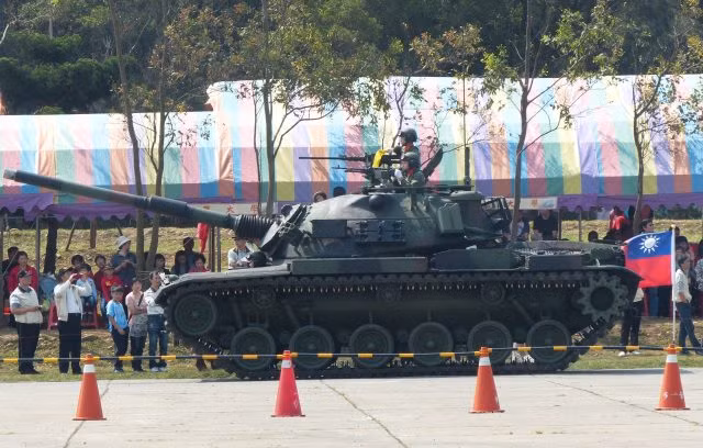 Hiện cả hai loại xe tăng trên đã từ lâu không còn có trong biên chế của Quân đội Mỹ và hiện tại chỉ còn ở quân đội một số quốc gia đồng minh của Mỹ, nhưng phần lớn được nâng cấp. Trong tương lai, Đài Loan sẽ nhận được 108 xe tăng chiến đấu chủ lực M1A2 Abrams từ Mỹ.