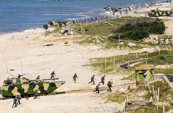 Cùng với đó là các hoạt động đổ bộ chiến đảo, với phương châm "đánh nhanh, tiến nhanh", dựa vào lực lượng cơ giới hùng mạnh để nhanh chóng chiếm quyền kiểm soát toàn bộ hòn đảo; chỉ có như vậy, thì khả năng can thiệp của phương Tây mới được giảm thiểu. Ảnh: Diễn tập đánh chiếm đảo của Hải quân Trung Quốc.