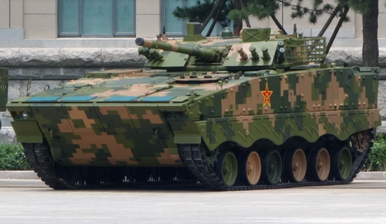 Đài truyền hình Trung ương Trung Quốc CCTV đưa tin, trong cuộc tập trận này, PLA đã thành lập một bên "Quân đỏ" bao gồm 230 binh sĩ, được trang bị 30 xe tăng, và đối mặt với "Quân xanh" gồm 70 binh sĩ và 6 xe tăng, trong một trận chiến mô phỏng trong thành phố Đài Loan. Ảnh: Xe chiến đấu bộ binh Type-04.