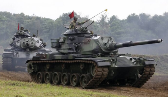 Các đơn vị thiết giáp hiện đại hơn của Đài Loan bao gồm xe tăng M-60 tương đối mới, nhưng đã lạc hậu trong cuộc chiến hiện đại. Xe tăng M-60 của Đài Loan được đưa vào trang bị vào đầu những năm của thập niên 1970.