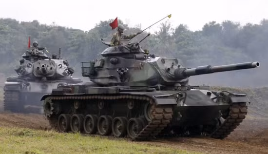 Các đơn vị thiết giáp hiện đại hơn của Đài Loan bao gồm xe tăng M-60 tương đối mới, nhưng đã lạc hậu trong cuộc chiến hiện đại. Xe tăng M-60 của Đài Loan được đưa vào trang bị vào đầu những năm của thập niên 1970.