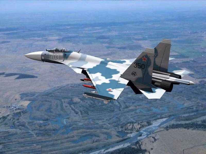 Trong lần nâng cấp đầu tiên, Su-33 được lắp đặt thiết bị định vị vệ tinh mới, bộ thu cảnh báo radar mới và hệ thống tính toán SVP-24-33 cho các cuộc tấn công chính xác bằng cách ném bom rơi tự do. Ảnh: Tiêm kích hạm Su-33. - Nguồn: Topwar