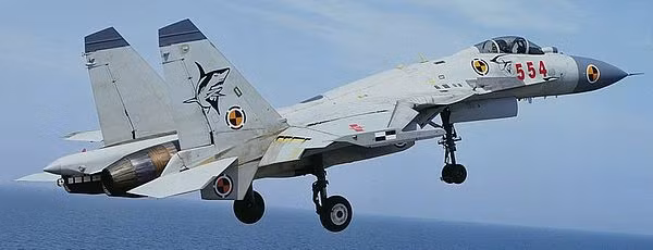 Bất chấp những điểm yếu của Su-33, Trung Quốc đã mua một nguyên mẫu Su-33 chưa hoàn thiện từ Ukraine vào năm 2001, để phát triển loại tiêm kích hạm duy nhất của họ mang tên J-15. Năm 2013, J-15 được biên chế và không quân hải quân Trung Quốc, với kỳ vọng trở thành mẫu tiêm kích hạm chủ lực cho các nhóm tác chiến tàu sân bay tương lai của nước này. Ảnh: Tiêm kích hạm J-15 - Nguồn: Sina