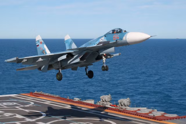 Mặc dù trước khi đưa Su-33 vào biên chế, truyền thông phương Tây cho rằng, Su-33 không thể trở thành tiêm kích hạm, do kích thước quá lớn; nhưng kết quả là Su-33 vẫn hạ cánh xuống tàu sân bay Kuznetsov và tham gia chiến đấu. Ảnh: Su-33 cất cánh từ tàu sân bay Kuznetsov tham chiến tại Syria - Nguồn: Topwar