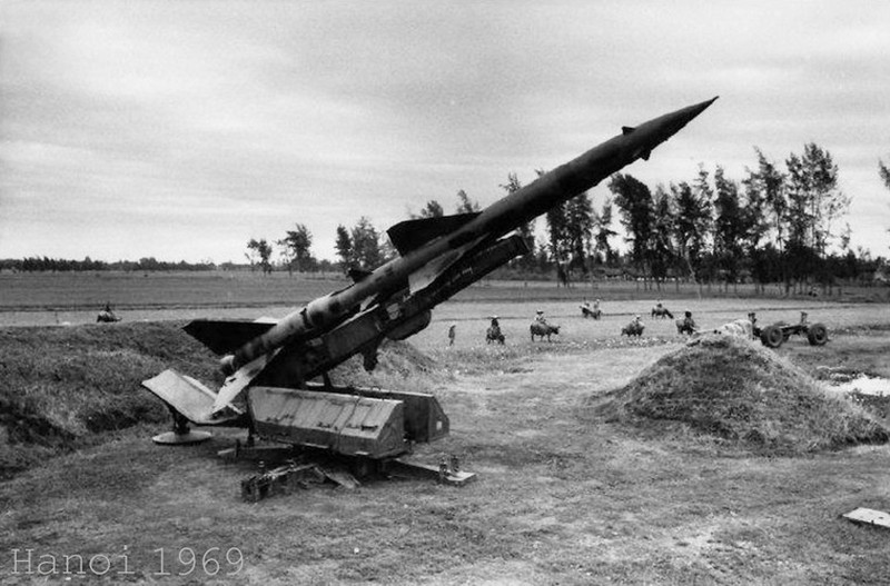Có thể nói rằng, hệ thống phòng không của Việt Nam trong giai đoạn này là một hệ thống phòng không có quy mô và đầu tư, được tổ chức hiệp đồng chặt chẽ và đồng bộ, từ thấp đến cao, từ gần đến xa, khiến cho Không quân Mỹ phải nhận trái đắng cuối năm 1972 qua sự thất bại toàn diện của chiến dịch Linebacker II, buộc chúng phải ngồi vào bàn đàm phán Paris trong tâm thế của kẻ thua cuộc một cách "tâm phục, khẩu phục". Nguồn ảnh: TL.
