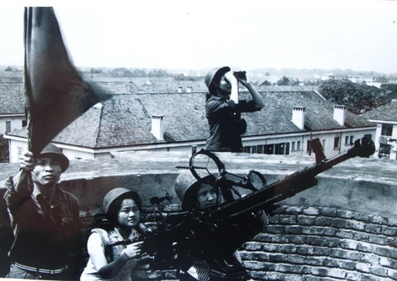 Ở tầng tiếp theo và có khả năng tiêu diệt máy bay hiệu quả hơn so với súng cá nhân là súng máy phòng không hạng nặng. Phổ biến ở thời điểm này là các khẩu đội súng máy 12.7mm DShK do Liên Xô sản xuất và phiên bản của nó là Type-54 do Trung Quốc sản xuất. Súng này có ưu điểm là sử dụng đạn 12.7x108mm chuẩn Liên Xô có sức công phá lớn hơn nhiều so với đạn súng bộ binh, trong khi đó tầm bắn hiệu quả khi bắn mục tiêu bay lên tới 1.500m giúp dễ dàng hạ gục các loại máy bay bổ nhào. Nguồn ảnh: TL.