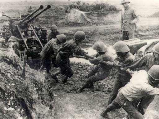 Sau các khẩu đội súng cá nhân và súng máy là đến các khẩu đội pháo phòng không. Có thể nói, pháo phòng không của Việt Nam tham gia chiến dịch Linebacker II là vô cùng đa dạng với nhiều chủng loại được cung cấp từ nhiều nguồn như Liên Xô, Trung Quốc và khối anh em Xã hội Chủ nghĩa v.v… Các tổ hợp này đã cùng quân và dân miền Bắc chiến đấu vô cùng hiệu quả, tạo nên nhiều chiến công hiển hách. Nguồn ảnh: TL.