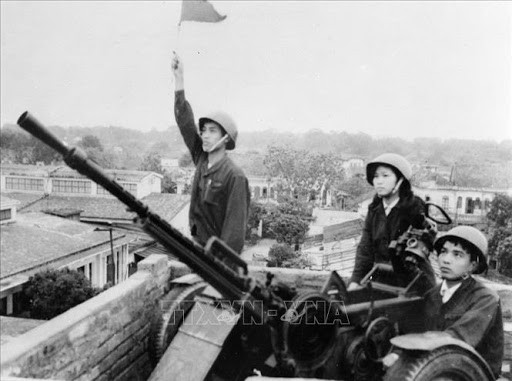 Phòng không Việt Nam vào thời điểm Mỹ thực hiện chiến dịch Linebacker II có thể coi là một thế trận phòng không hàng đầu khu vực Châu Á được tổ chức theo phong cách Liên Xô từ tầm thấp, tầm trung cho đến tầm cao,… Với sự tham gia của cả bộ đội chính quy, du kích, tự vệ, nông dân, công nhân,... Có thể nói đây là một thế trận phòng không nhân dân làm nên một trận “Điện Biên Phủ trên không” lịch sử, khiến Không quân Mỹ "nhớ đời". Nguồn ảnh: TL.