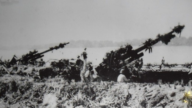 Ít ai biết rằng, Phòng không Việt Nam còn sử dụng rất nhiều pháo phòng không Flak-88 nổi tiếng do Đức Quốc xã chế tạo và sử dụng trong Thế chiến thứ 2. Mẫu pháo này thành công không chỉ trong việc bắn máy bay mà còn có sức xuyên giáp khủng khiếp, khiến nhiều loại xe tăng của quân Đồng minh vô cùng khiếp sợ. Sau cuộc chiến này, Liên Xô thu được cơ số không ít pháo Flak-88 và viện trợ cho các nước anh em trong đó có Việt Nam. Nguồn ảnh: TL.