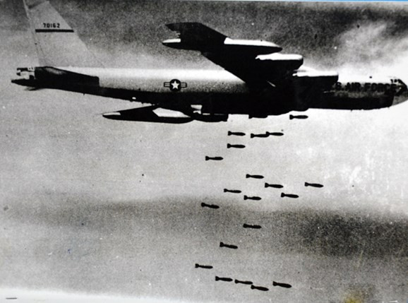 Ngày 17/12/1972, Tổng thống Mỹ đương nhiệm lúc đó là Richard Nixon đã ký lệnh mở chiến dịch Linebacker II, buộc ta phải chấp nhận ký kết hiệp định Paris bằng những điều khoản có lợi cho chúng. Đêm 18/12, những tốp oanh tạc cơ B-52 với sự hộ tống của hàng loạt tiêm kích đã hướng thẳng về Hà Nội. Nguồn ảnh: TL.