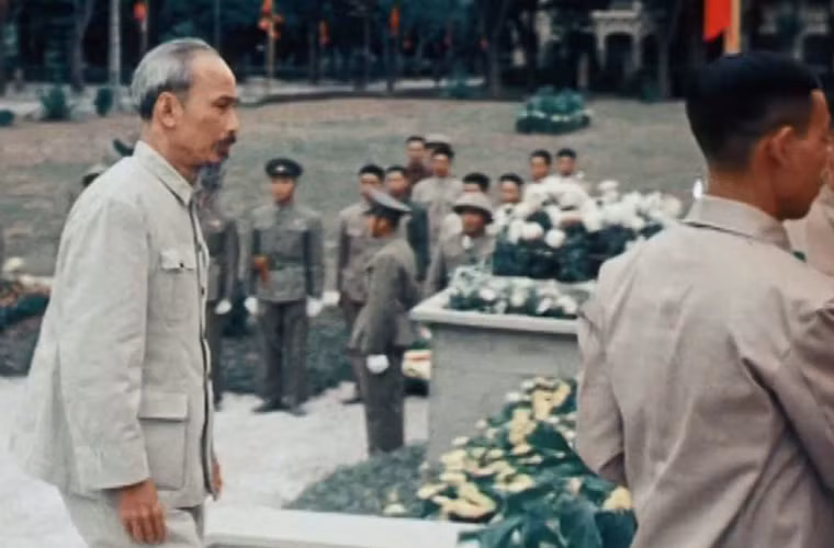 Ngày 17/11/1946, tại Nhà hát Lớn Hà Nội, Hội Liên Hiệp Quốc dân Việt Nam đã tổ chức lễ xung phong “Mùa đông binh sĩ”, mở đầu cuộc vận động “Mùa đông binh sĩ” trong cả nước để giúp chiến sĩ trong mùa đông giá rét. Chủ tịch Hồ Chí Minh đã đến dự buổi lễ và Người đã cởi chiếc áo đang mặc để tặng binh sĩ. Nguồn ảnh: Tư liệu