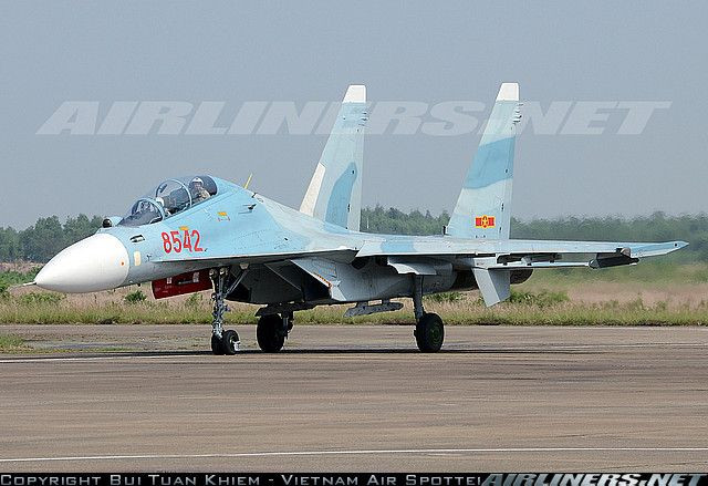 Bù lại, Su-30MK2 lại có khả năng tác chiến tuyệt vời cả trên biển lẫn trên đất liền hay với các mục tiêu trên không, xứng đáng là một trong những loại tiêm kích nguy hiểm, mạnh nhất trong khu vực Đông Nam Á hiện nay. Nguồn ảnh: Airliners.